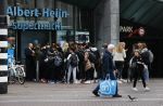 Amsterdam 7 oktober 2020
De jeugd lapt de corona regels massaal aan hun laars. Hier bij de Albert heijn op het museumplein