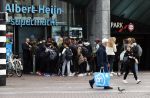 Amsterdam 7 oktober 2020
De jeugd lapt de corona regels massaal aan hun laars. Hier bij de Albert heijn op het museumplein