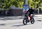 Amsterdam 19 september 2020
Johnny Heitinga op zijn electrische fiets