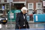 Amsterdam 10 oktober 2020
Marjan Berk doet in de regen boodschappen in Amsterdam zuid
