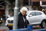 Amsterdam 10 oktober 2020
Marjan Berk doet in de regen boodschappen in Amsterdam zuid
