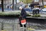 Amsterdam 10 oktober 2020
Marjan Berk doet in de regen boodschappen in Amsterdam zuid