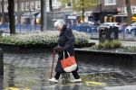 Amsterdam 10 oktober 2020
Marjan Berk doet in de regen boodschappen in Amsterdam zuid