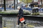 Amsterdam 10 oktober 2020
Marjan Berk doet in de regen boodschappen in Amsterdam zuid