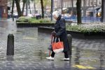 Amsterdam 10 oktober 2020
Marjan Berk doet in de regen boodschappen in Amsterdam zuid
