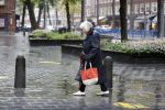 Amsterdam 10 oktober 2020
Marjan Berk doet in de regen boodschappen in Amsterdam zuid