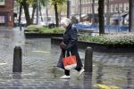 Amsterdam 10 oktober 2020
Marjan Berk doet in de regen boodschappen in Amsterdam zuid
