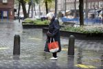 Amsterdam 10 oktober 2020
Marjan Berk doet in de regen boodschappen in Amsterdam zuid