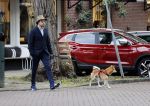 Amsterdam 7 oktober 2020
Mark Baanders met zijn hond in Amsterdam zuid. (Powned verslaggever)