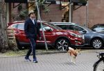 Amsterdam 7 oktober 2020
Mark Baanders met zijn hond in Amsterdam zuid. (Powned verslaggever)