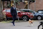 Amsterdam 7 oktober 2020
Mark Baanders met zijn hond in Amsterdam zuid. (Powned verslaggever)
