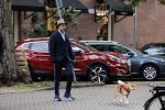 Amsterdam 7 oktober 2020
Mark Baanders met zijn hond in Amsterdam zuid. (Powned verslaggever)