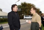 Anna Pauwlona 26 september 2020
Gerard Joling is bij de onthulling van een herdenkingsplakaat van een neergestort vliegtuig in 2e wereldoorlog. Cor de vriend van zijn moeder werd geeerd . Nick Dijkman