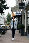 Amsterdam 30 september 2020
Nino Wilkes met een vriendin  op de pc hooftstraat