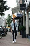 Amsterdam 30 september 2020
Nino Wilkes met een vriendin  op de pc hooftstraat
