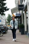 Amsterdam 30 september 2020
Nino Wilkes met een vriendin  op de pc hooftstraat