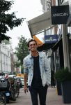 Amsterdam 30 september 2020
Nino Wilkes met een vriendin  op de pc hooftstraat
