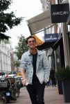 Amsterdam 30 september 2020
Nino Wilkes met een vriendin  op de pc hooftstraat