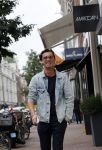 Amsterdam 30 september 2020
Nino Wilkes met een vriendin  op de pc hooftstraat