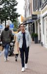Amsterdam 30 september 2020
Nino Wilkes met een vriendin  op de pc hooftstraat