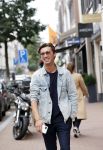 Amsterdam 30 september 2020
Nino Wilkes met een vriendin  op de pc hooftstraat