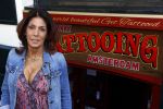 Amsterdam 18 september 2020
Rachel Hazes laat een tatoo zetten bij Hankypanky tatooshop op de wallen. Het woord mama wordt getatoeerd met daarin as van haar moeder.