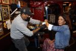 Amsterdam 18 september 2020
Rachel Hazes laat een tatoo zetten bij Hankypanky tatooshop op de wallen. Het woord mama wordt getatoeerd met daarin as van haar moeder.