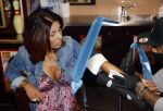 Amsterdam 18 september 2020
Rachel Hazes laat een tatoo zetten bij Hankypanky tatooshop op de wallen. Het woord mama wordt getatoeerd met daarin as van haar moeder.