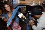 Amsterdam 18 september 2020
Rachel Hazes laat een tatoo zetten bij Hankypanky tatooshop op de wallen. Het woord mama wordt getatoeerd met daarin as van haar moeder.