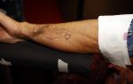 Amsterdam 18 september 2020
Rachel Hazes laat een tatoo zetten bij Hankypanky tatooshop op de wallen. Het woord mama wordt getatoeerd met daarin as van haar moeder.