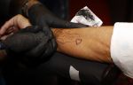 Amsterdam 18 september 2020
Rachel Hazes laat een tatoo zetten bij Hankypanky tatooshop op de wallen. Het woord mama wordt getatoeerd met daarin as van haar moeder.