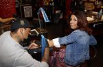 Amsterdam 18 september 2020
Rachel Hazes laat een tatoo zetten bij Hankypanky tatooshop op de wallen. Het woord mama wordt getatoeerd met daarin as van haar moeder.