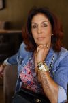 Amsterdam 18 september 2020
Rachel Hazes laat een tatoo zetten bij Hankypanky tatooshop op de wallen. Het woord mama wordt getatoeerd met daarin as van haar moeder.