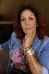 Amsterdam 18 september 2020
Rachel Hazes laat een tatoo zetten bij Hankypanky tatooshop op de wallen. Het woord mama wordt getatoeerd met daarin as van haar moeder.