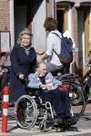 Amsterdam 19 september 2020
Remco Campert in een rolstoel/ Zijn vrouw loopt achter de rolstoel.