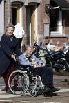 Amsterdam 19 september 2020
Remco Campert in een rolstoel/ Zijn vrouw loopt achter de rolstoel.