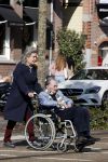 Amsterdam 19 september 2020
Remco Campert in een rolstoel/ Zijn vrouw loopt achter de rolstoel.