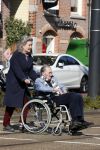 Amsterdam 19 september 2020
Remco Campert in een rolstoel/ Zijn vrouw loopt achter de rolstoel.