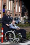Amsterdam 19 september 2020
Remco Campert in een rolstoel/ Zijn vrouw loopt achter de rolstoel.