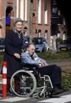 Amsterdam 19 september 2020
Remco Campert in een rolstoel/ Zijn vrouw loopt achter de rolstoel.