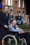 Amsterdam 19 september 2020
Remco Campert in een rolstoel/ Zijn vrouw loopt achter de rolstoel.