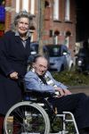 Amsterdam 19 september 2020
Remco Campert in een rolstoel/ Zijn vrouw loopt achter de rolstoel.