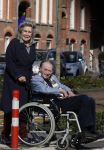 Amsterdam 19 september 2020
Remco Campert in een rolstoel/ Zijn vrouw loopt achter de rolstoel.