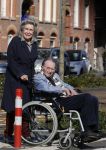 Amsterdam 19 september 2020
Remco Campert in een rolstoel/ Zijn vrouw loopt achter de rolstoel.