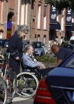 Amsterdam 19 september 2020
Remco Campert in een rolstoel/ Zijn vrouw loopt achter de rolstoel.