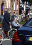 Amsterdam 19 september 2020
Remco Campert in een rolstoel/ Zijn vrouw loopt achter de rolstoel.