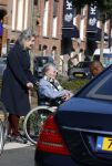 Amsterdam 19 september 2020
Remco Campert in een rolstoel/ Zijn vrouw loopt achter de rolstoel.