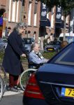 Amsterdam 19 september 2020
Remco Campert in een rolstoel/ Zijn vrouw loopt achter de rolstoel.