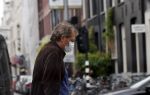 Amsterdam 30 september 2020
Robert ten Brink doet boodschappen met een mondkapje.