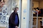 Amsterdam 30 september 2020
Robert ten Brink doet boodschappen met een mondkapje.